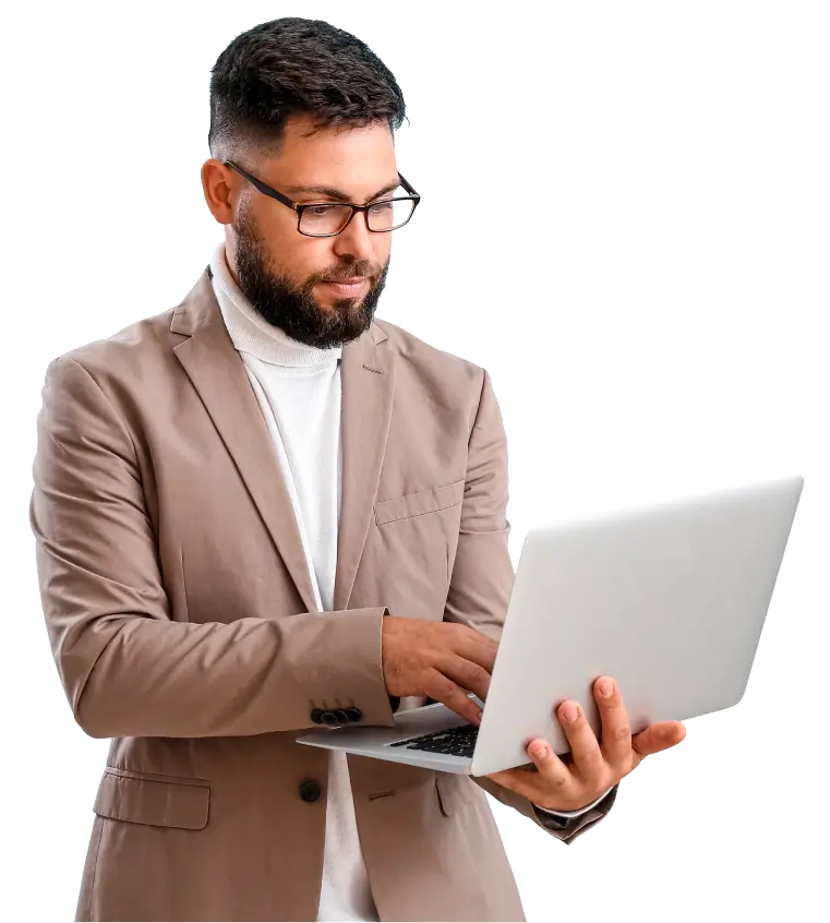 Ejecutivo sosteniendo notebook en referencia al seguro de responsabilidad empresarial de Seguros Caracas