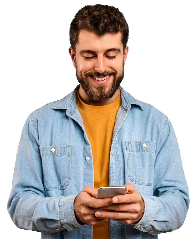 Hombre adulto sonriente mientras navega en su móvil en la plataforma de clientes de seguros Caracas
