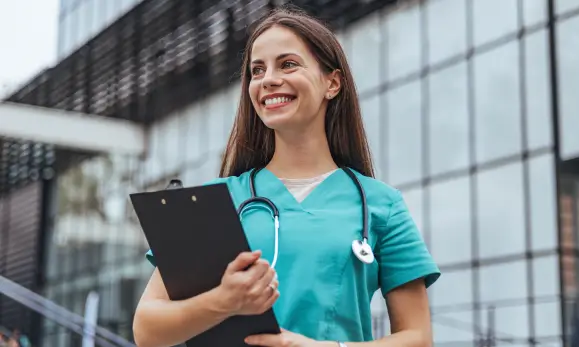 Mujer profesional médico en referencia a los seguros de salud familiar de seguros Caracas