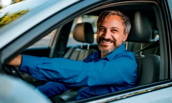 Hombre conduciendo en referencia a los seguros de carros individuales de seguros Caracas