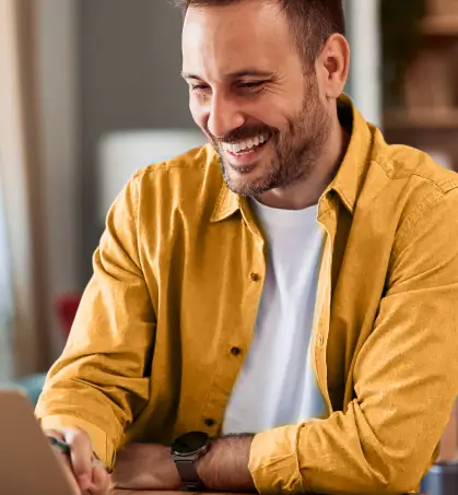 Joven contento en una reunión virtual en referencia a la inclusión automática de cláusulas no onerosas en referencia a los seguros de empresa de Seguros Caracas
