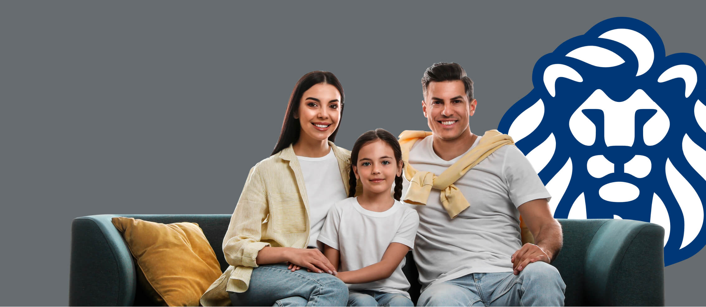 Familia reunida feliz y tranquila porque está asegurada en referencia a los seguros hogar de Seguros Caracas