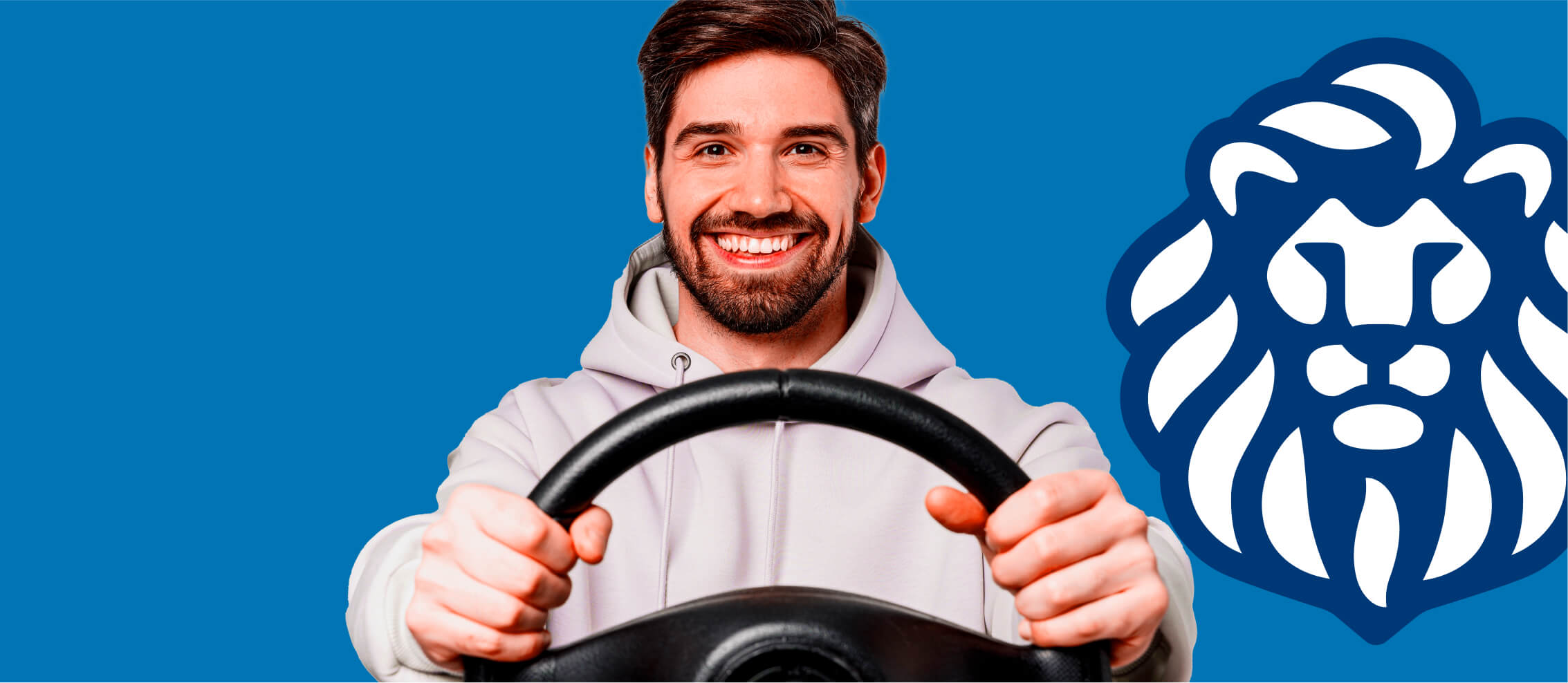 Hombre de edad adulta conduciendo su vehículo sonriente en referencia a los seguros de carros de seguros Caracas