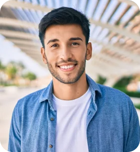 Joven sonriendo en referencia a póliza de vida individual temporal de seguros de vida de Seguros Caracas