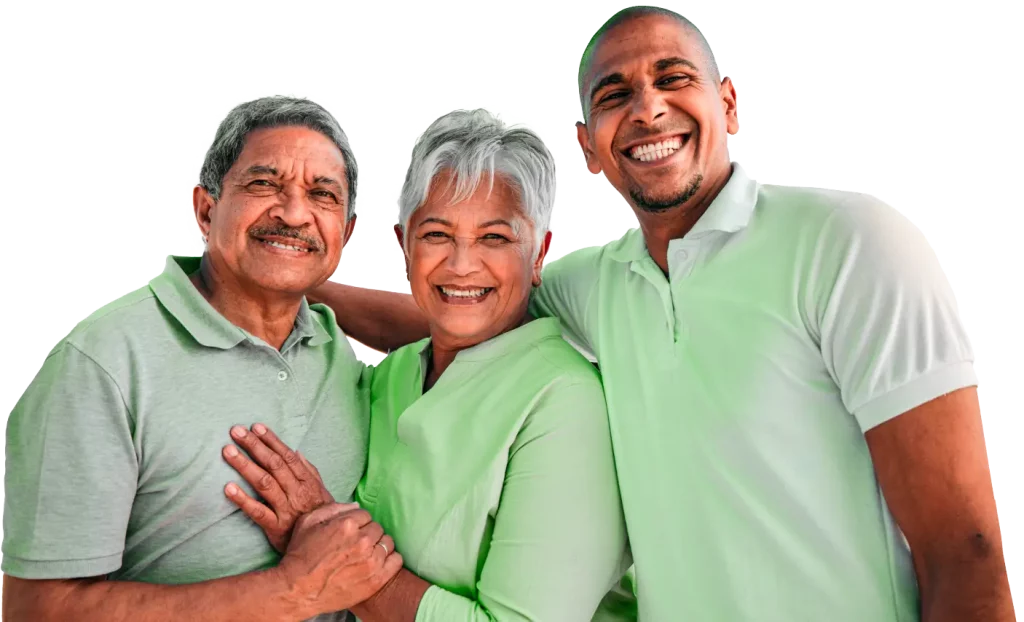 Familia de tres personas abrazadas, un adulto joven y dos adultos de tercera edad, felices en referencia a los seguros de vida colectiva de Seguros Caracas