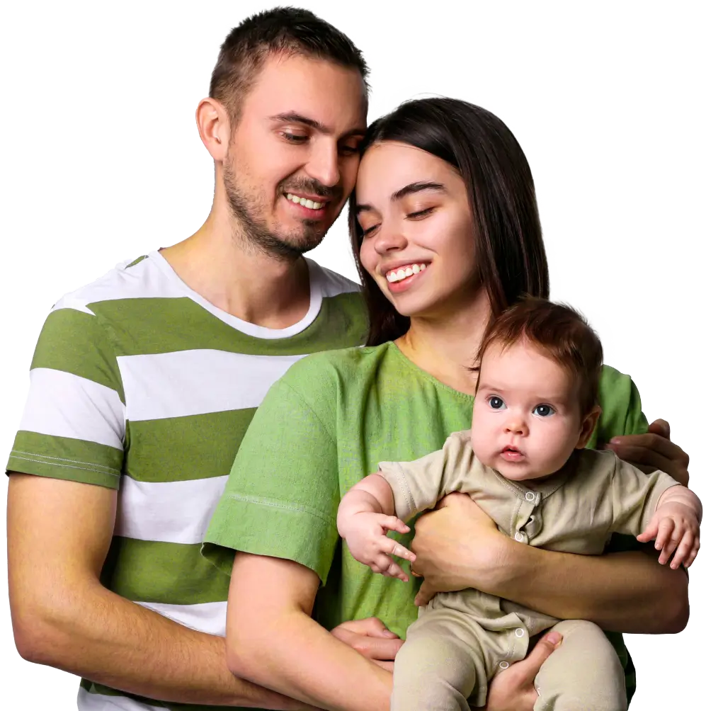 Familia de recién casados con hijo recién nacido en referencia a los seguros de vida individual temporal de Seguros Caracas