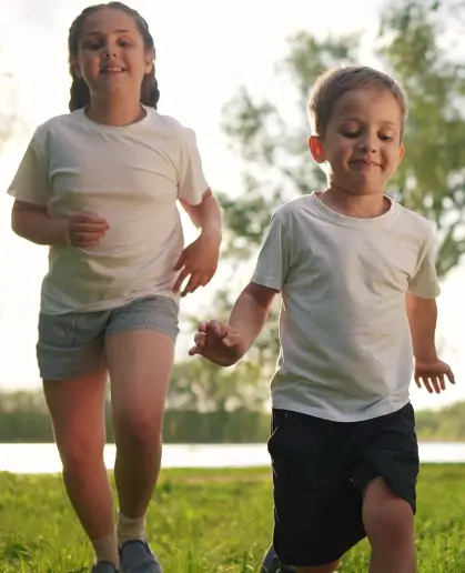 Dos niños menores corriendo tranquilos en referencia a los beneficios de seguros de vida individual temporal de Seguros Caracas