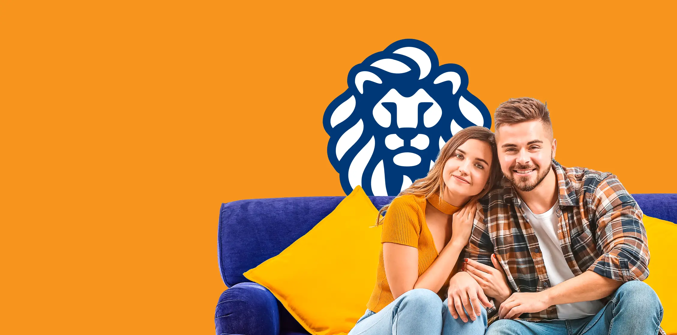 Imagen de una pareja joven cómodos en su sofá en referencia a la Póliza de Seguro de Incendio de Seguros Caracas