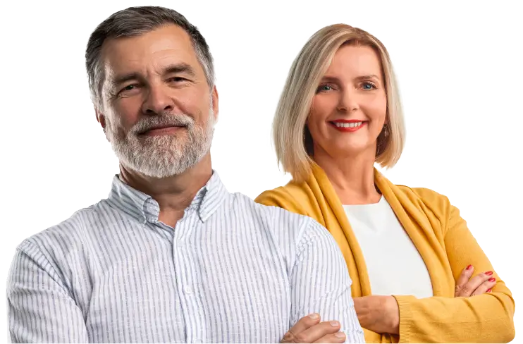 Pareja de personas de edad adulta sonriendo con brazos cruzados en referencia a la tranquilidad que brinda el centro de contacto de Seguros Caracas