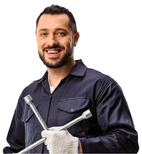 Mecánico sonriendo en referencia a la disponibilidad del centro de contacto para soporte de Seguros Caracas