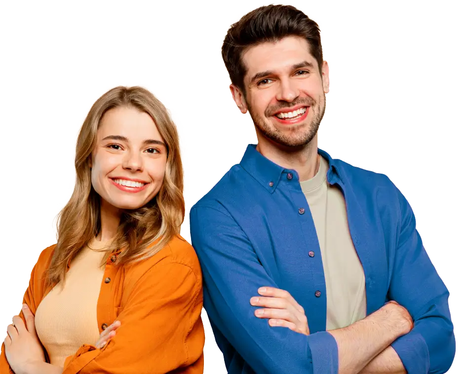 Dos colaboradores jóvenes hombre y mujer con brazos cruzados y sonriendo en referencia a las oportunidades laborales de Seguros Caracas