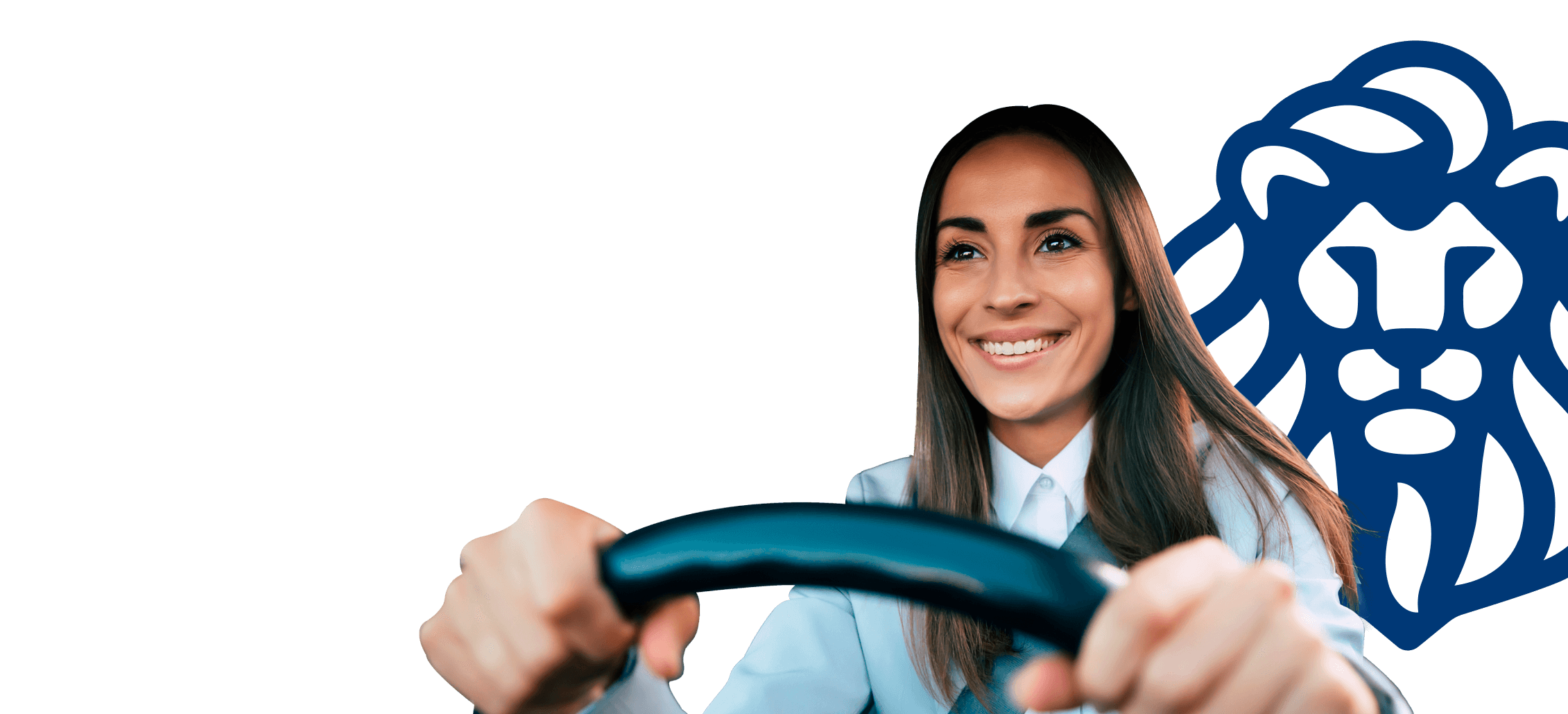 Mujer adulta conduciendo un vehículo sonriente en referencia al seguro de responsabilidad civil vehicular de Seguros Caracas