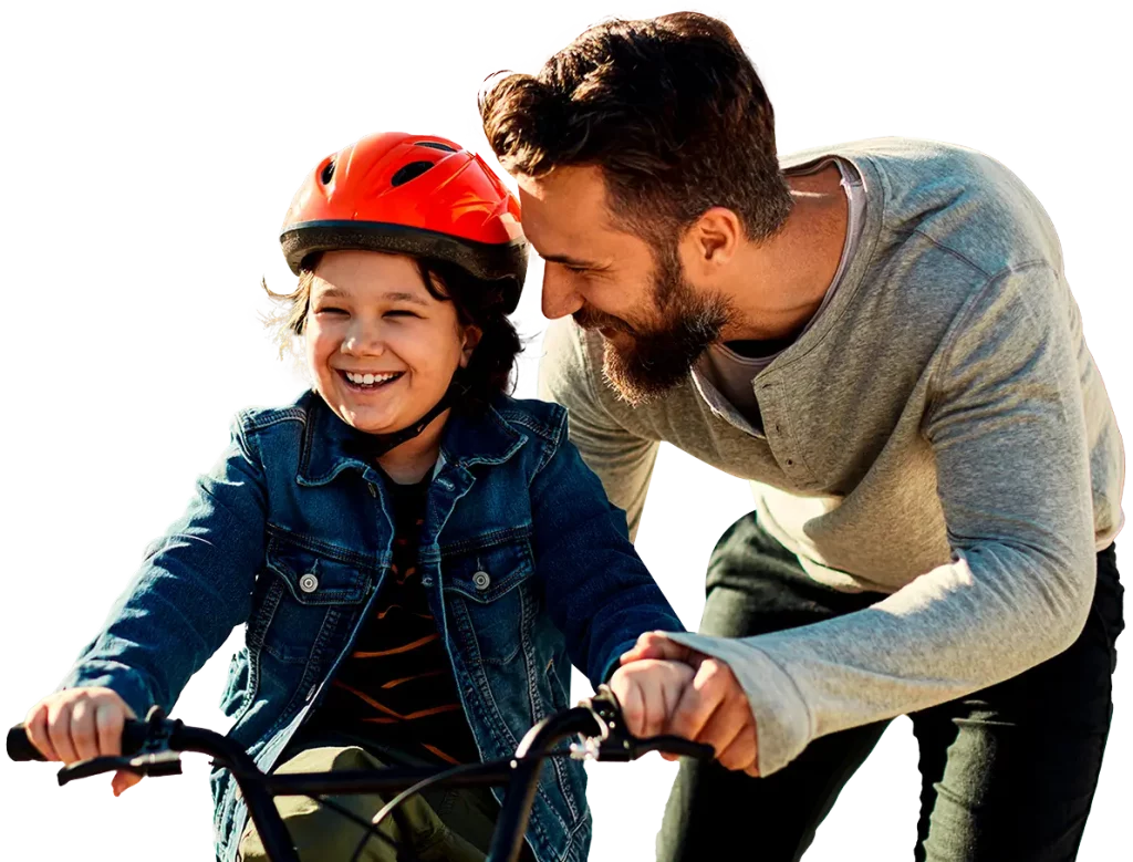 Padre de familia enseñando a su hijo a montar en bicicleta en referencia a la Póliza de Seguro de Accidentes Personales Individual de Seguros Caracas