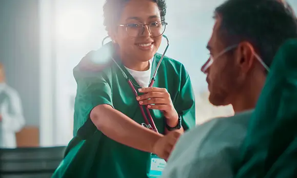 Doctora atendiendo un paciente en la Red de Clínicas en referencia a las pólizas de salud de Seguros Caracas y sus beneficios